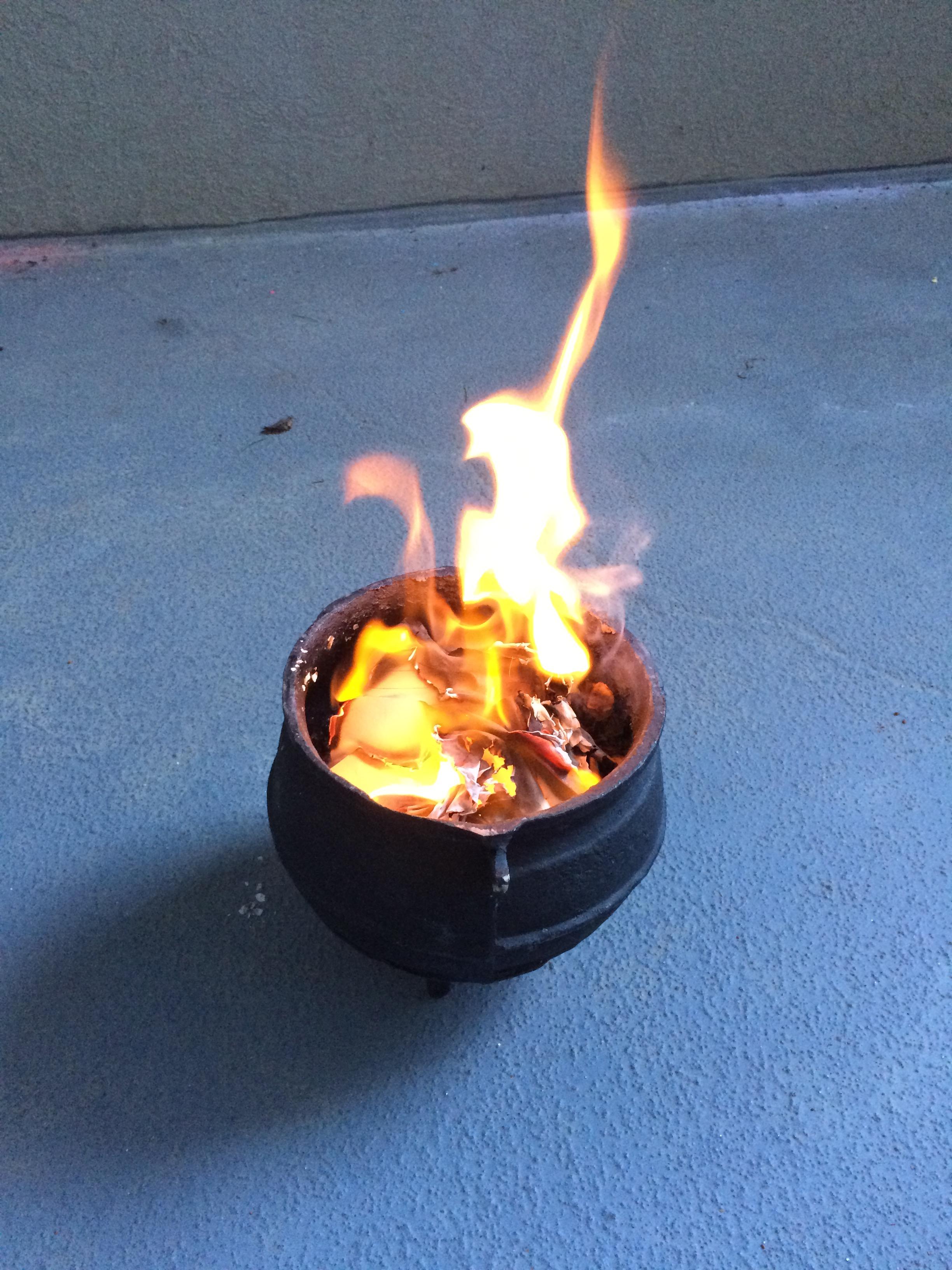 Fire_in_cauldron.jpg